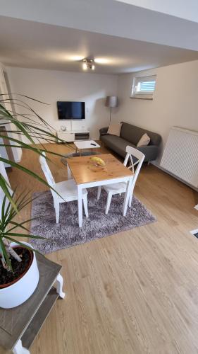 a living room with a table and a couch at Unterkunft Sanic in Kronberg im Taunus