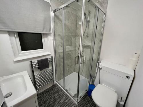 A bathroom at Roomy 3 BR bungalow in Sale, with Parking MCR