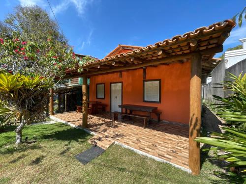 un patio de una casa con pérgola de madera en Caraiva Hostel en Caraíva