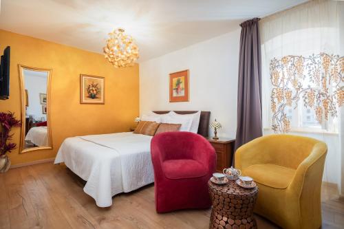 een hotelkamer met een bed en twee stoelen bij Romantic Luxury Rooms in Split