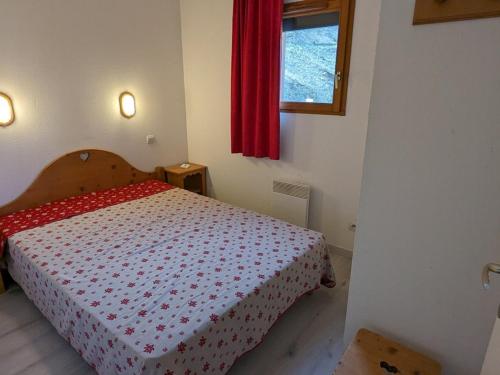 a bedroom with a bed with a red curtain and a window at Appartement Orcières Merlette, 3 pièces, 8 personnes - FR-1-262-170 in Orcières