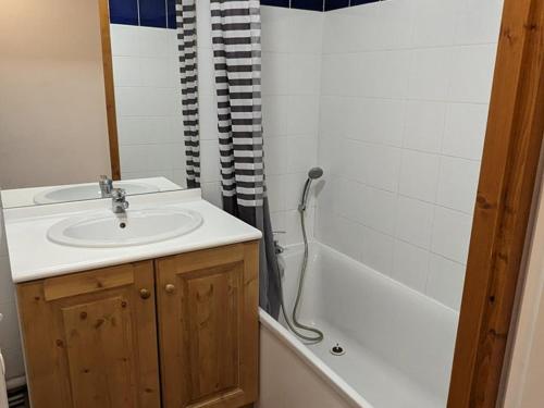 ein Badezimmer mit einem Waschbecken und einer Badewanne in der Unterkunft Appartement Orcières Merlette, 3 pièces, 8 personnes - FR-1-262-170 in Orcières