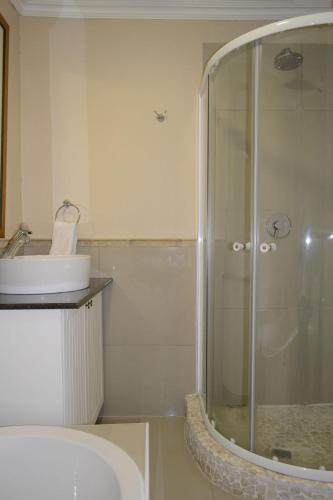 La salle de bains est pourvue d'une douche et d'un lavabo. dans l'établissement Lonehill - Standard 2 Guest Studio Suite 2, à Sandton