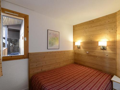 une chambre avec un lit et une fenêtre dans l'établissement Appartement rénové 2 pièces au pied des pistes, Belle Plagne - FR-1-181-1956, à La Plagne Tarentaise