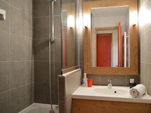 une salle de bain avec un lavabo et une douche dans l'établissement Appartement chaleureux 7 pers · Accès direct aux pistes · Casier à skis · 2 salles de bain - FR-1-181-2020, à La Plagne Tarentaise