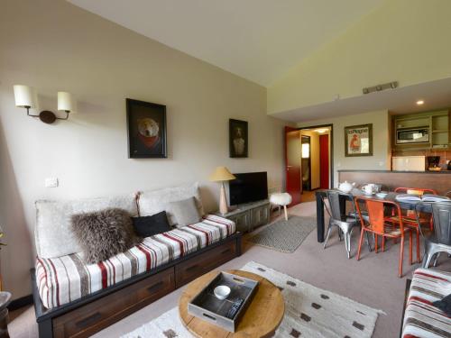 un salon avec un canapé et une table dans l'établissement Appartement rénové 4 pièces, accès direct aux pistes, 8 pers. - FR-1-181-2032, à La Plagne Tarentaise