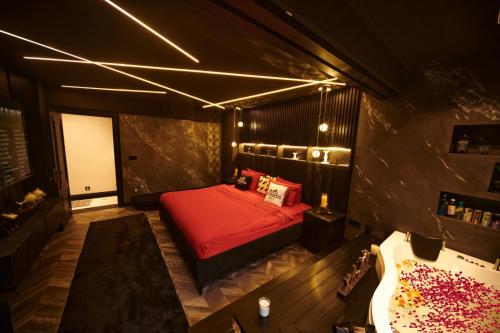 una camera con letto rosso e vasca di Saygın Apartments a Istanbul