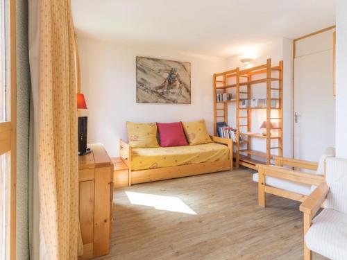 een woonkamer met een gele bank en een plank bij Appartement La Plagne Montchavin Les Coches, 2 pièces, 4 personnes - FR-1-181-2506 in La Plagne Tarentaise