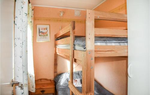 Munka-LjungbyにあるStunning Home In Munka-ljungby With 3 Bedroomsの二段ベッド2組付きの二段ベッド付きの部屋