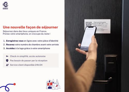 a person holding a cell phone in front of a door at Gogaille - Gambetta - accès autonome in Limoges