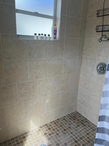 een badkamer met een douche en een raam bij bedroom private in Miami