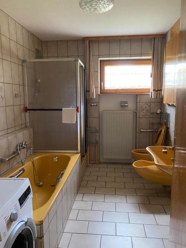 Un baño con dos lavabos y una bañera. en Ruhige 4 Zimmer EG-Wohnung Z1, en Königsbronn