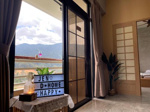 ein Zimmer mit einem Fenster und einem Schild, auf dem steht: Live do home happy in der Unterkunft Genting View Resort Duplex Penthouse 5R4B 17pax by Jen.dehome in Genting Highlands
