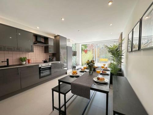 Chic 5-BR, all ensuites with TVs