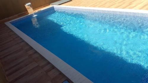 Bazén v ubytování NEWHOUSE Casa Linda e espaçosa a 8 min do Thermas dos Laranjais - Olímpia nebo v jeho okolí