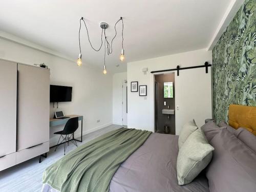 Chic 5-BR, all ensuites with TVs