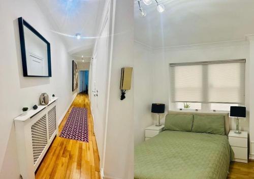 una camera con letto verde e finestra di 2 Bedroom flat in diplomatic enclave in Kensington a Londra