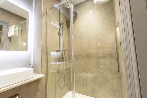 een badkamer met een douche en een wastafel bij MONO Suites NEW TOWN in Edinburgh