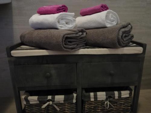 um monte de toalhas em cima de uma prateleira em Agriturismo La Dependance em Sorano