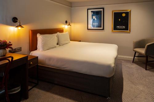 Ein Bett oder Betten in einem Zimmer der Unterkunft Ropewalks Hotel