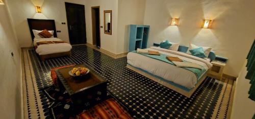 Postel nebo postele na pokoji v ubytování Traditional Riad Merzouga Dunes
