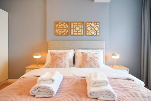 una camera da letto con un grande letto con asciugamani di Cozy 1br Apt Perfect Blend Of Comfort & Style a Istanbul