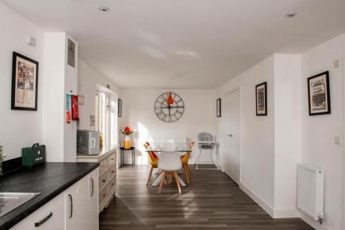 Η κουζίνα ή μικρή κουζίνα στο Spacious & Stylish 4-Bed House with Hot Tub in Prime Location