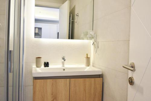 bagno con lavandino e specchio di Cozy 1br Apt Perfect Blend Of Comfort & Style a Istanbul