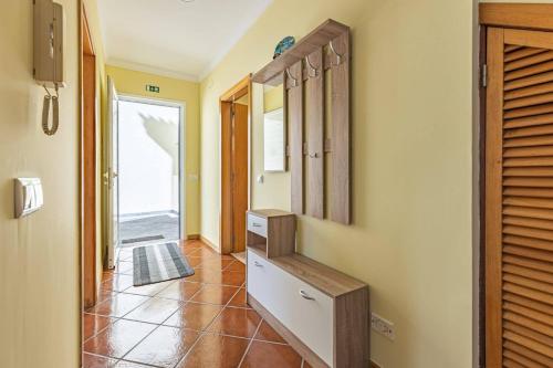 - un couloir d'une maison avec une coiffeuse et un miroir dans l'établissement flowers island house 4, à Caniço