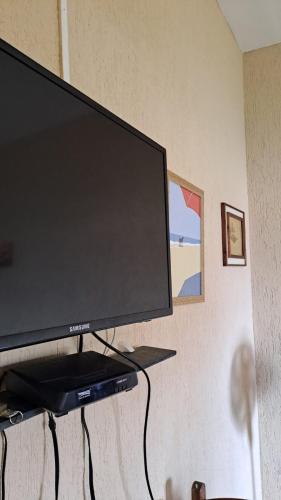 a flat screen tv sitting on top of a table at Temporada no Paraíso in Ilha Comprida