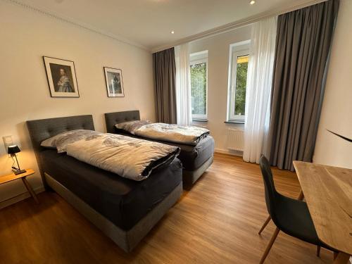2 camas en una habitación con mesa y comedor en Apartment in Bad Wilhelmshöhe mit großem Balkon im Grünen und kostenfreien Parkplätzen, en Kassel