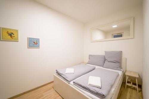 Ένα ή περισσότερα κρεβάτια σε δωμάτιο στο Vesna Convenient Apartment by CHORS