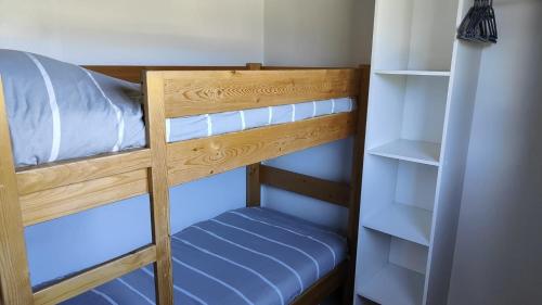 Litera en habitación con litera gmaxwell gmaxwell gmaxwell gmaxwell gmaxwell gmaxwell gmaxwell gmaxwell gmaxwell en Bungalow/chalet (HLL) à Serre Ponçon, proche stations de ski, en Pontis