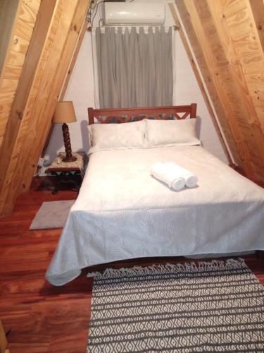 ein Schlafzimmer mit einem Bett mit zwei Handtüchern darauf in der Unterkunft La Escapada San Pedro in San Pedro