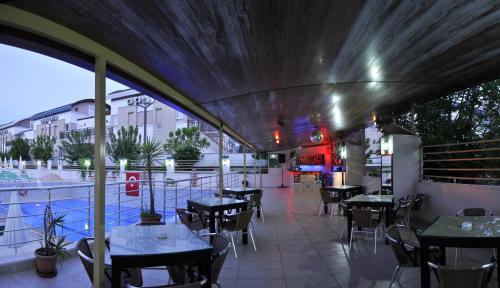 En restaurang eller annat matställe på Erkal Resort Hotel