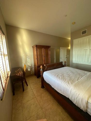Postel nebo postele na pokoji v ubytování Tahitian Inn Boutique Hotel Tampa