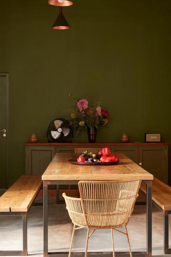 a table with chairs and a bowl of fruit on it at DOMAINE LE MEZO in Ploeren