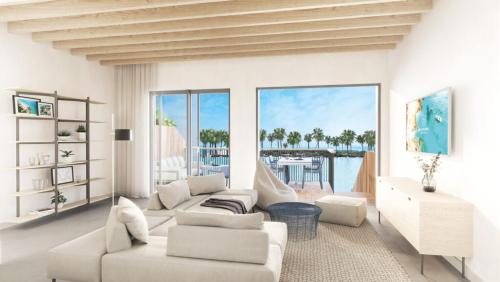 Long Bay HillsにあるSouth Bankの白い家具付きのリビングルームが備わり、海の景色を望めます。