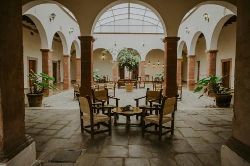 Zimmer mit Tisch und Stühlen in einem Gebäude in der Unterkunft Hacienda Real San Miguel de Allende in San Miguel de Allende