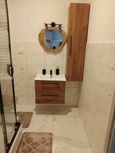 y baño con lavabo y espejo. en U Pauli Góry Sowie, en Głuszyca