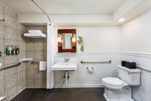 een badkamer met een toilet en een wastafel bij National Hotel, An Adult Only Oceanfront Resort in Miami Beach