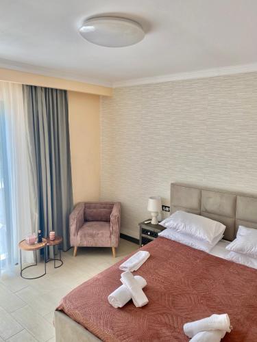 um quarto de hotel com uma cama e uma cadeira em Hotel Boutique Casa Venusian em Venus