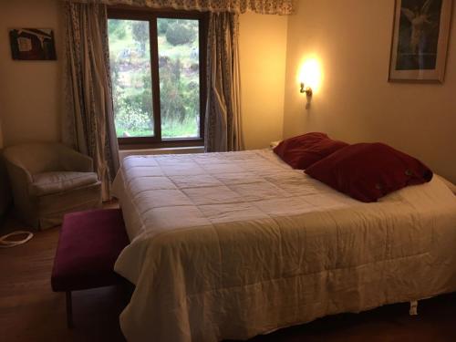 A bed or beds in a room at Acogedora y amplia casa de campo con gran jardín.