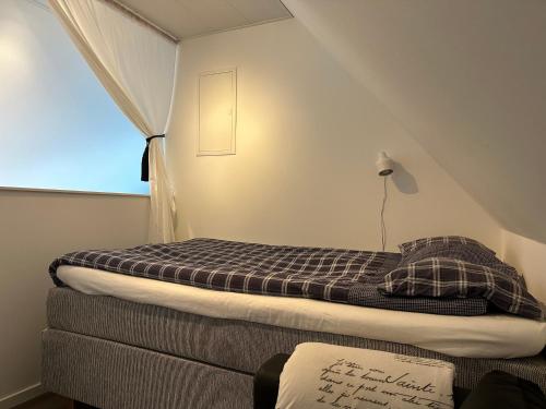 YngsjöにあるYngsjövångの窓付きの小さな部屋のベッド1台分です。