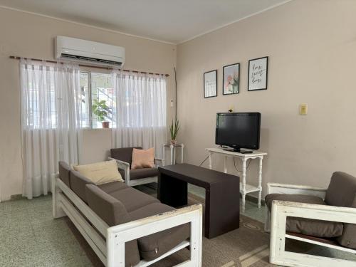 福爾摩沙的住宿－La Pilar，带沙发和电视的客厅