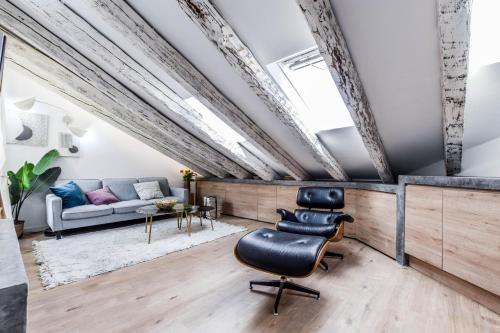 a living room with a couch and a chair at apartamento reformado en la plaza mayor in Madrid