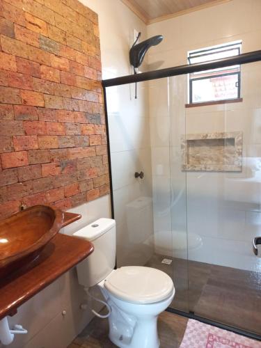een badkamer met een toilet, een wastafel en een douche bij Recanto Cachoeiras de Ibicoara in Ibicoara