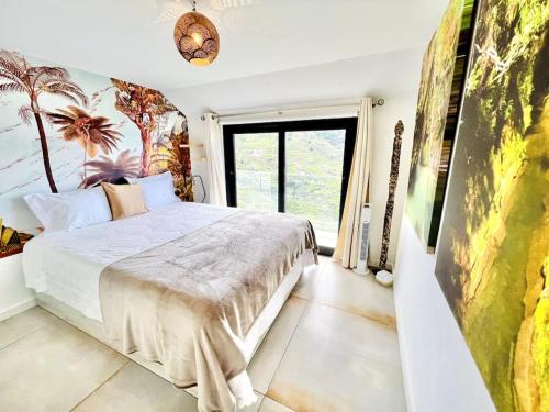 1 dormitorio con cama y ventana grande en Mar a Vista by Your Madeira Rentals, en Ponta do Sol