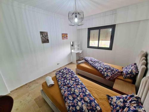 a living room with two couches and pillows at Superbe appartement lumineux in Marrakesh