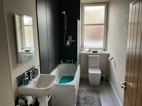 y baño con bañera, lavabo y aseo. en The Old Post Office Double Room (town centre) en Carnoustie